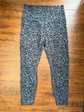 NWT HALARA Gray Leopard Ponte Leggings 7/8 Size Large